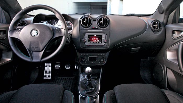 Εμφανώς καλύτερο φινίρισμα και βελτιωμένη ποιότητα υλικών στο ταμπλό για την ανανεωμένη Alfa Romeo MiTo.